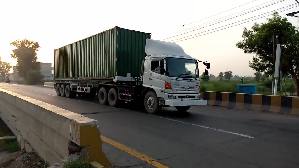 Camión con contenedor en tránsito aduanero