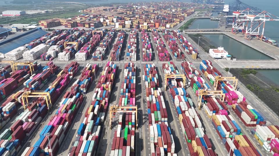 Playa de contenedores en terminal portuaria