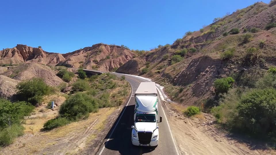 Camión de carga en ruta de montaña hacia la frontera